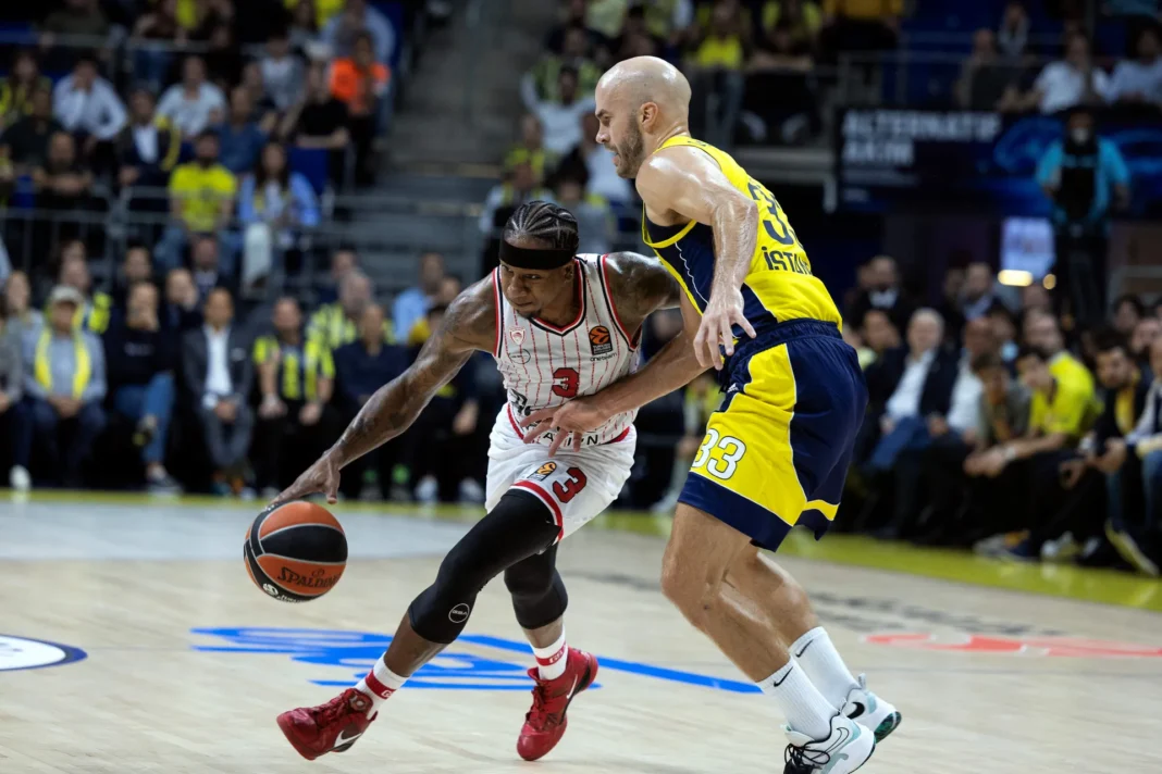 Olympiacos guard Isaiah Canaan against Fenerbahce guard Nick Calathes